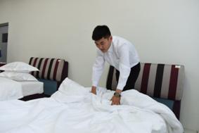 C:\Documents and Settings\Administrator\桌面\新建文件夹\实习实训训\员工正在进行中式铺床.JPG